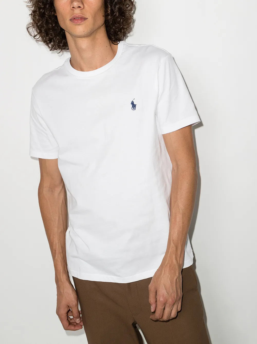 Camiseta de algodão com logo bordado