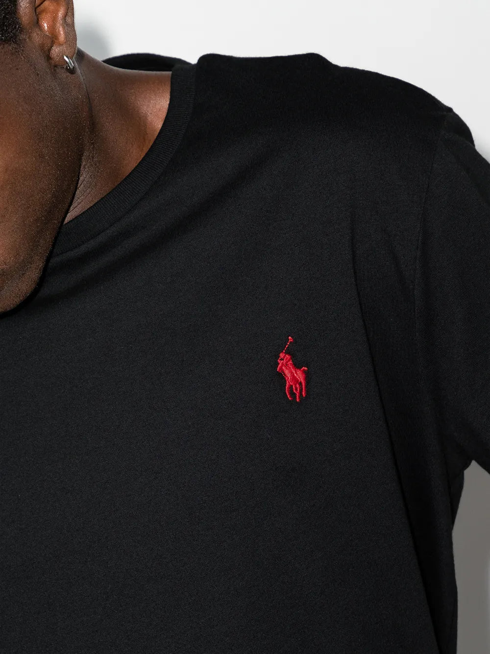 Camiseta com logo bordado