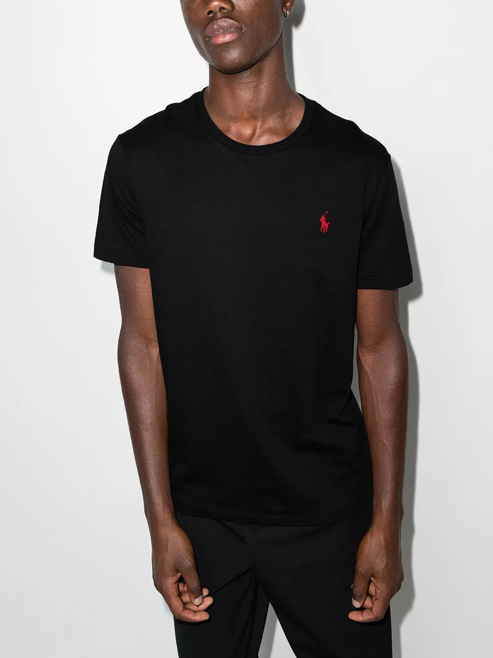 Camiseta com logo bordado