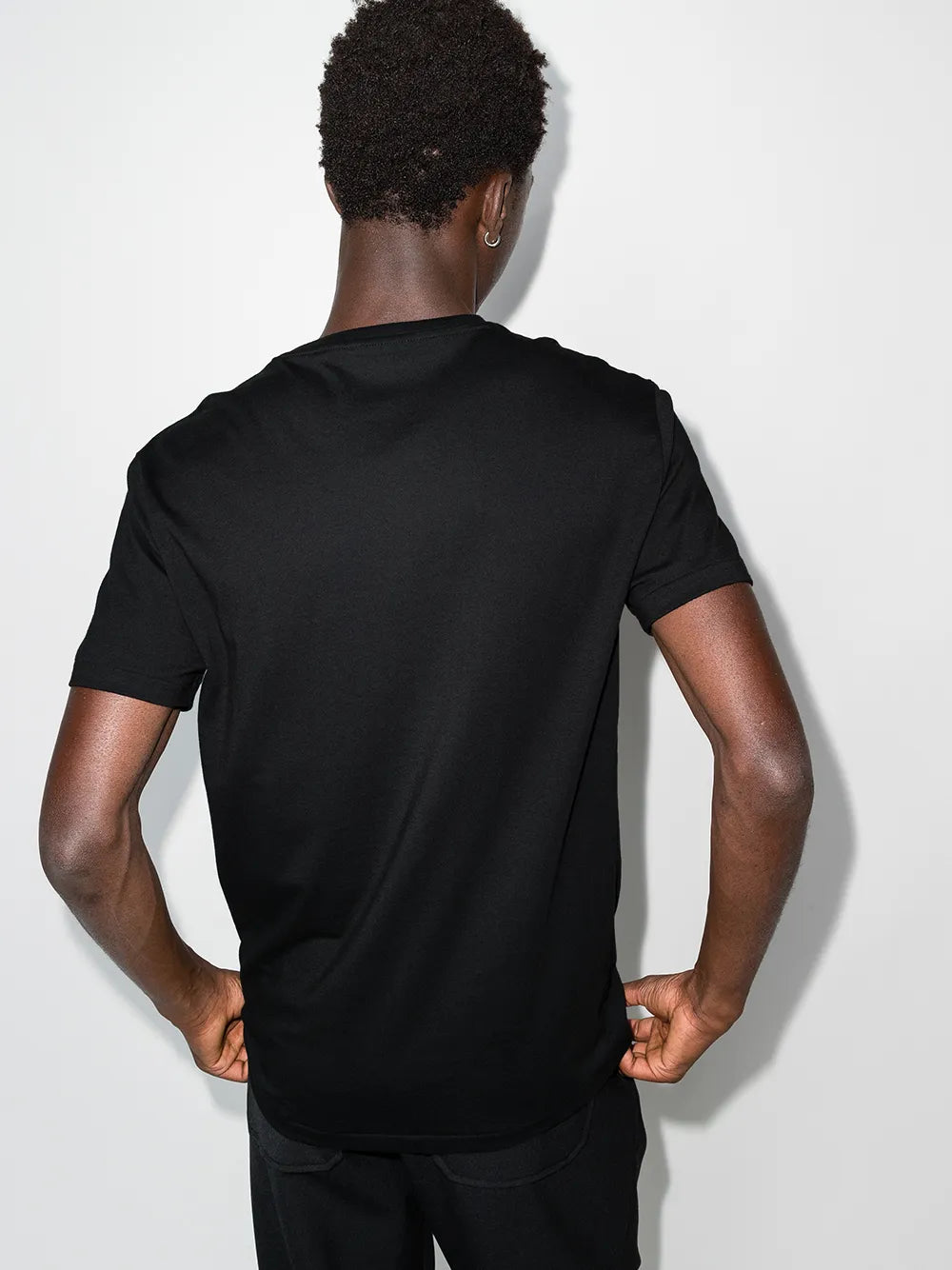 Camiseta com logo bordado