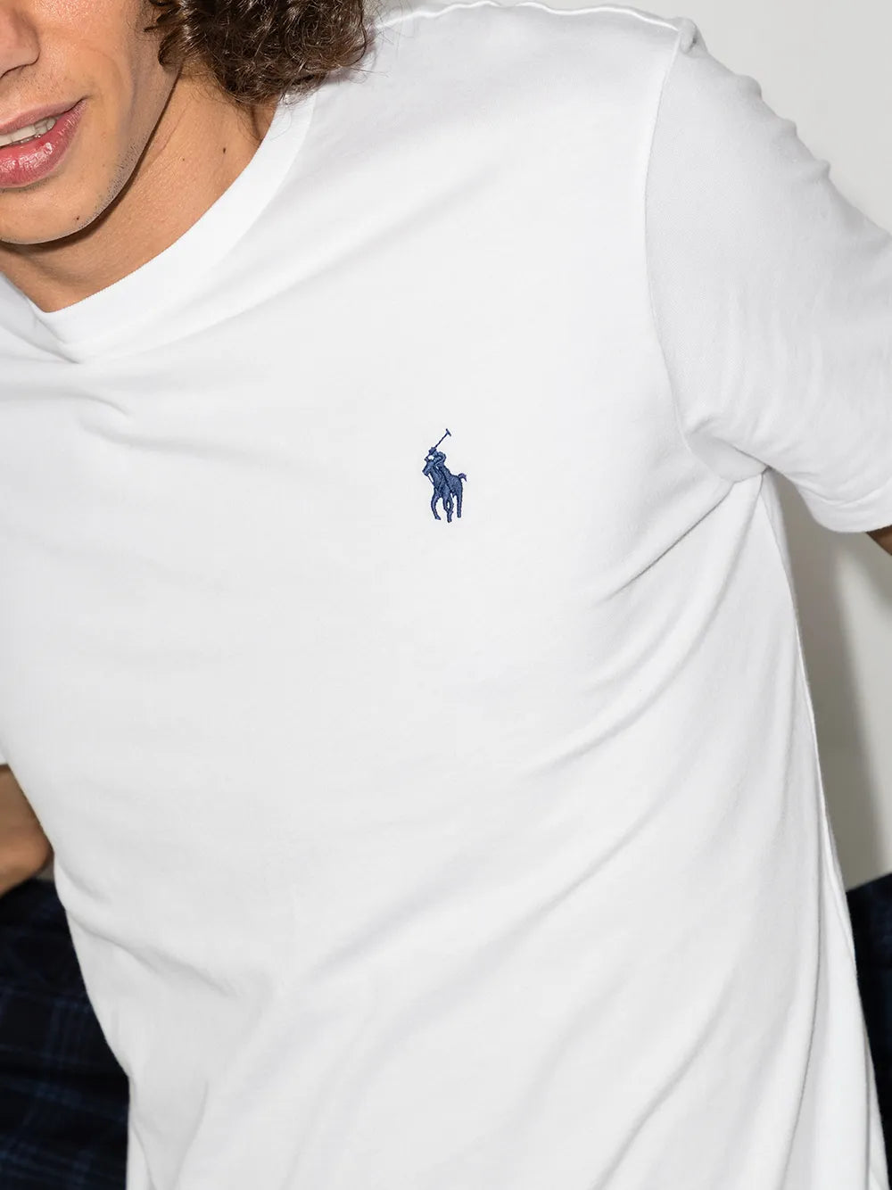 Camiseta de algodão com logo bordado