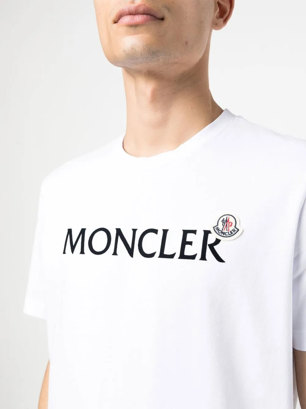 Camiseta com estampa de logo